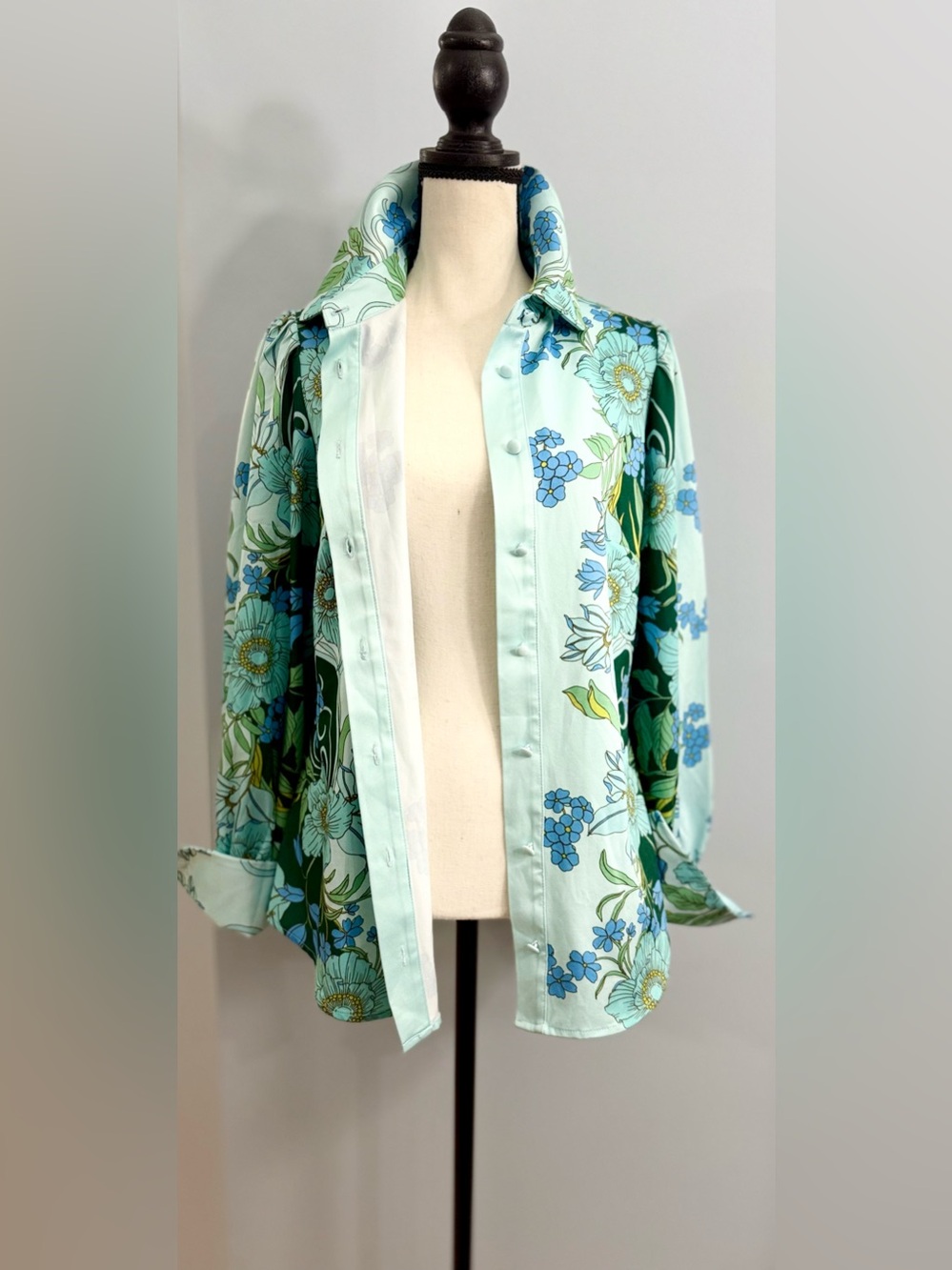 Boston Proper Blue Floral Button Front Blouse Size Small Stretch Long Sleeve Top - Picture 3 of 6